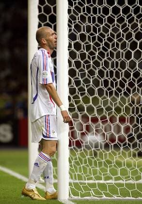 Zinedine Zidane (Frankreich) lehnt erschöpft am Torpfosten Fußball WM Herren WM 2006, Länderspiel, Nationalteam, Finale, Endspiel, Nationaltrikot Einzelbild Berlin Enttäuschung, Verzweiflung, Fußball WM Herren WM 2006, Länderspiel, Nationalteam, Finale, Endspiel, Nationaltrikot Einzelbild Berlin Enttäuschung, Verzweiflung,