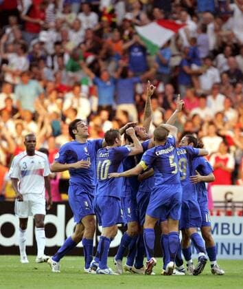 Torjubel Italien nach dem 1:1-Ausgleich Fußball WM Herren WM 2006, Länderspiel, Nationalteam, Finale, Endspiel, Nationaltrikot Gruppe Berlin Freude, Begeisterung, Fußball WM Herren WM 2006, Länderspiel, Nationalteam, Finale, Endspiel, Nationaltrikot Gruppe Berlin Freude, Begeisterung,