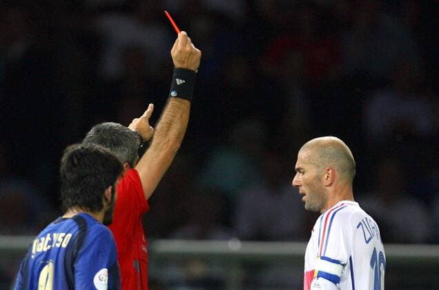 Zinedine Zidane (Frankreich, re.) wird von Schiedsrichter Horacio Elizondo (Argentinien) des Feldes verwiesen, li. Gennaro Gattuso (Italien) Fußball WM Herren WM 2006, Länderspiel, Nationalteam, Nationaltrikot, Finale, Endspiel, Italien - Frankreich 6:4 n.E. Gruppe Berlin Enttäuschung, Fußball WM Herren WM 2006, Länderspiel, Nationalteam, Nationaltrikot, Finale, Endspiel, Italien - Frankreich 6:4 n.E. Gruppe Berlin Enttäuschung,