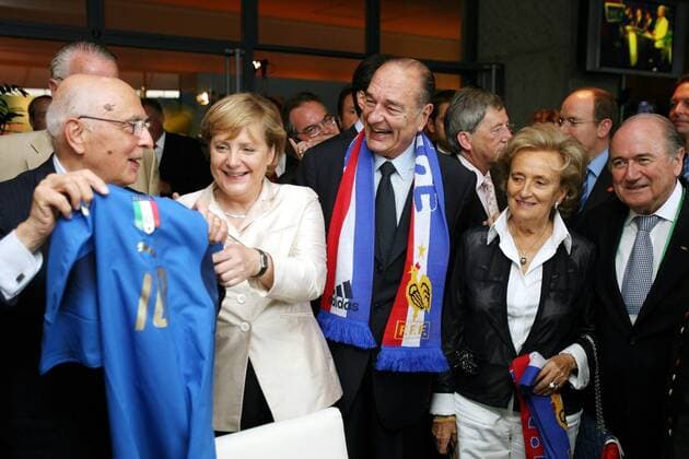 Ehrengäste am Rande des WM Finals, v. li.: Staatspräsident Giorgio Napolitano (Italien), Bundeskanzlerin Angela Merkel (Deutschland CDU), Staatspräsident Jacques Chirac (Frankreich) mit Ehefrau Bernadette,.... -  Fußball Herren WM 2006, Länderspiel, Nationalteam, Finale, Endspiel, Ehrengast, Ehrengäste, Zuschauer, Tribüne Gruppe Präsidium, Vorstand, Nationaltrikot Berlin Chodron de Courcel Freude, Begeisterung, Fußball Herren WM 2006, Länderspiel, Nationalteam, Finale, Endspiel, Ehrengast, Ehrengäste, Zuschauer, Tribüne Gruppe Präsidium, Vorstand, Nationaltrikot Berlin Chodron de Courcel Freude, Begeisterung,