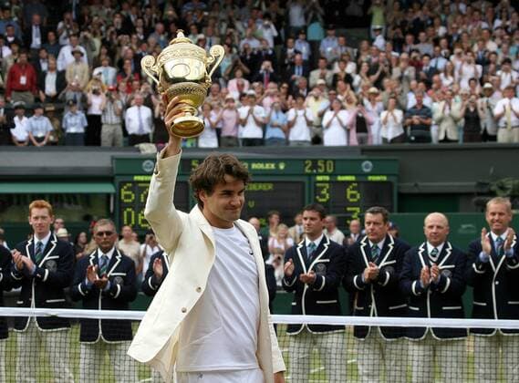 Siegerehrung All England Championships: Sieger Roger Federer (Schweiz) präsentiert den Pokal Tennis Herren All England Championships 2006, Grand Slam, ATP Tour, Finale, Endspiel Einzelbild Wimbledon London Freude, Tennis Herren All England Championships 2006, Grand Slam, ATP Tour, Finale, Endspiel Einzelbild Wimbledon London Freude,