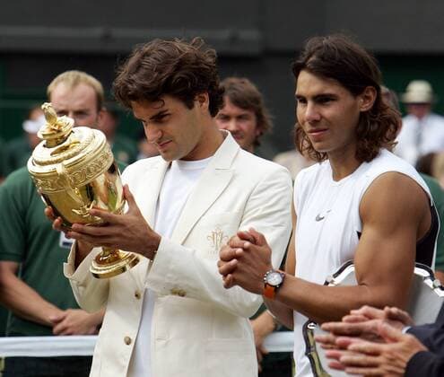 Siegerehrung All England Championships: Sieger Roger Federer (Schweiz, li.) mustert den Pokal, Rafael Nadal (Spanien) kann nur noch beten, dass es im nächsten Jahr besser klappt Tennis Herren All England Championships 2006, Grand Slam, ATP Tour, Finale, Endspiel Gruppe Wimbledon London Tennis Herren All England Championships 2006, Grand Slam, ATP Tour, Finale, Endspiel Gruppe Wimbledon London