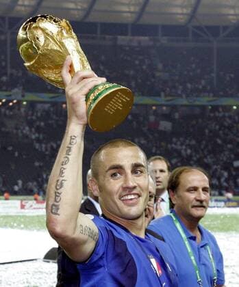 Italien Weltmeister 2006 - Kapitän Fabio Cannavaro präsentiert den Pokal Fußball WM Herren WM 2006, Länderspiel, Nationalteam, Nationaltrikot, Finale, Endspiel, Einzelbild Berlin Freude Fußball WM Herren WM 2006, Länderspiel, Nationalteam, Nationaltrikot, Finale, Endspiel, Einzelbild Berlin Freude