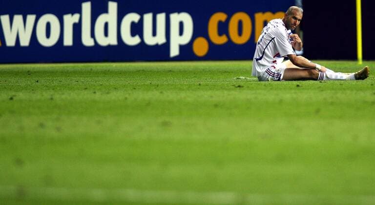 Zinedine Zidane (Frankreich) enttäuscht am Boden -  Fußball WM Herren WM 2006, Länderspiel, Nationalteam, Nationaltrikot, Endspiel, Finale Totale o0 Werbebande, Bande, Werbung FIFA Berlin Leere Enttäuschung, Fußball WM Herren WM 2006, Länderspiel, Nationalteam, Nationaltrikot, Endspiel, Finale Totale o0 Werbebande, Bande, Werbung FIFA Berlin Leere Enttäuschung,