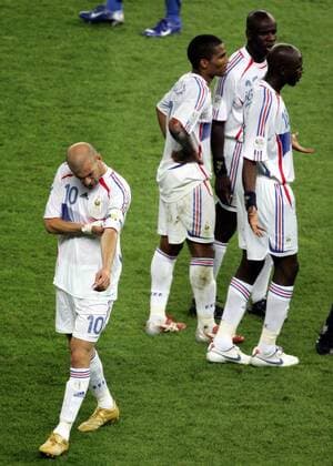 Zinedine Zidane (Frankreich) - Abgang nach seinem Feldverweis im WM Finale - Fußball WM Herren WM 2006, Länderspiel, Nationalteam, Nationaltrikot, Endspiel, Finale Gruppe o0 Kopfstoß Tätlichkeit Unsportlichkeit Berlin o0 Rot Rote Karte Platzverweis Feldverweis Enttäuschung, Fußball WM Herren WM 2006, Länderspiel, Nationalteam, Nationaltrikot, Endspiel, Finale Gruppe o0 Kopfstoß Tätlichkeit Unsportlichkeit Berlin o0 Rot Rote Karte Platzverweis Feldverweis Enttäuschung,