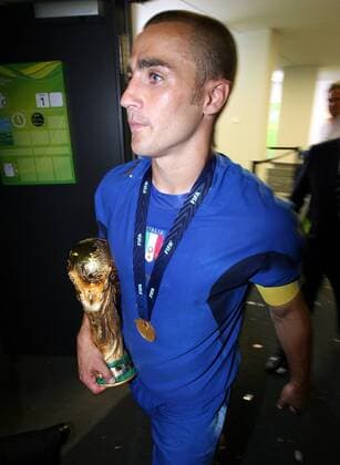 Weltmeister 2006 Italien: Kapitän Fabio Cannavaro mit Weltpokal und Medaille in den Katakomben des Olympiastadions -  Fußball Herren WM 2006, Länderspiel, Nationalteam, Nationaltrikot, Finale, Endspiel, Vdig Einzelbild Berlin Fußball Herren WM 2006, Länderspiel, Nationalteam, Nationaltrikot, Finale, Endspiel, Vdig Einzelbild Berlin