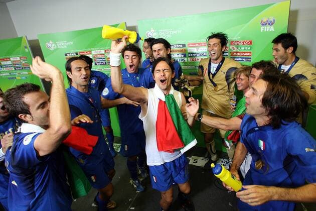 Siegesfeier Weltmeister Italien v.li.: Alberto Gilardino, Alessandro Nesta, Andrea Barzagli, Filippo Inzaghi (vorn), Luca Toni, Vincenzo Iaquinta, Torwart Gianluigi Buffon, Keeper Marco Amelia und Andrea Pirlo -  Fußball Herren WM 2006, Länderspiel, Nationalteam, Nationaltrikot, Finale, Endspiel, Vdig Gruppe Olympiastadion Berlin Freude, Begeisterung, Fußball Herren WM 2006, Länderspiel, Nationalteam, Nationaltrikot, Finale, Endspiel, Vdig Gruppe Olympiastadion Berlin Freude, Begeisterung,