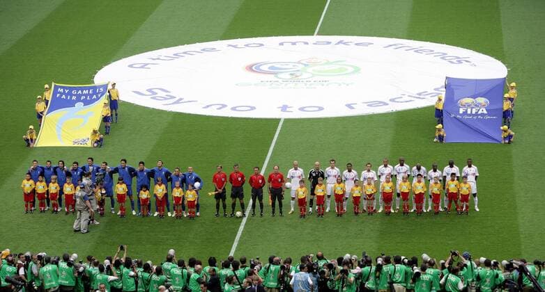 Mannschaften aus Italien (li.) und Frankreich sowie das Schiedsrichtergespann stehen für das Finale bereit -  Fußball WM Herren WM 2006, Länderspiel, Nationalteam, Finale, Endspiel, Nationaltrikot, Italien - Frankreich 6:4 n.E. Totale Fotograf, Fotografen, Sportfotograf Berlin Sportfotografen, Medieninteresse Fußball WM Herren WM 2006, Länderspiel, Nationalteam, Finale, Endspiel, Nationaltrikot, Italien - Frankreich 6:4 n.E. Totale Fotograf, Fotografen, Sportfotograf Berlin Sportfotografen, Medieninteresse