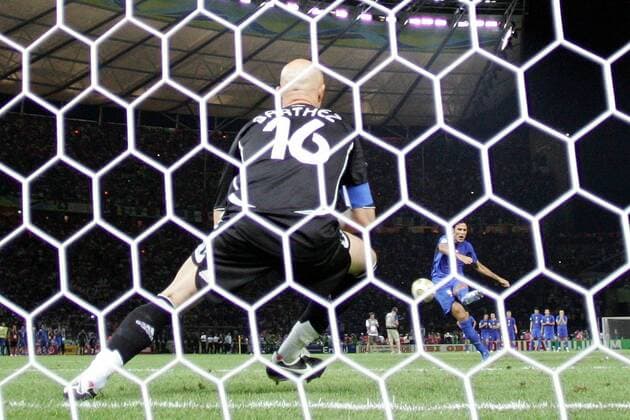 Elfmeterschießen WM Finale 2006 - Torwart Fabien Barthez (Frankreich) kann den Schuß von Fabio Grosso (Italien) nicht aufhalten -  Fußball WM Herren WM 2006, Länderspiel, Nationalteam, Nationaltrikot, Endspiel, Finale, Italien - Frankreich 5:3 n.E. Gruppe Berlin Fußball WM Herren WM 2006, Länderspiel, Nationalteam, Nationaltrikot, Endspiel, Finale, Italien - Frankreich 5:3 n.E. Gruppe Berlin