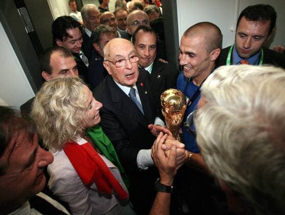 Siegesfeier Weltmeister Italien v.li.: Sportministerin Giovanna Melandri, Staatspräsident Giorgio Napolitano und Fabio Cannavaro mit dem Weltpokal -  Fußball Herren WM 2006, Länderspiel, Nationalteam, Nationaltrikot, Finale, Endspiel, Vdig Gruppe Olympiastadion, Innenbereich Berlin Freude, Fußball Herren WM 2006, Länderspiel, Nationalteam, Nationaltrikot, Finale, Endspiel, Vdig Gruppe Olympiastadion, Innenbereich Berlin Freude,