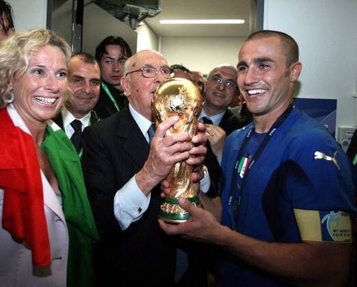 Siegesfeier Weltmeister Italien v.li.: Sportministerin Giovanna Melandri, Staatspräsident Giorgio Napolitano und Fabio Cannavaro mit dem Weltpokal -  Fußball Herren WM 2006, Länderspiel, Nationalteam, Nationaltrikot, Finale, Endspiel, Vdig Gruppe Olympiastadion, Innenbereich Berlin Freude, Fußball Herren WM 2006, Länderspiel, Nationalteam, Nationaltrikot, Finale, Endspiel, Vdig Gruppe Olympiastadion, Innenbereich Berlin Freude,