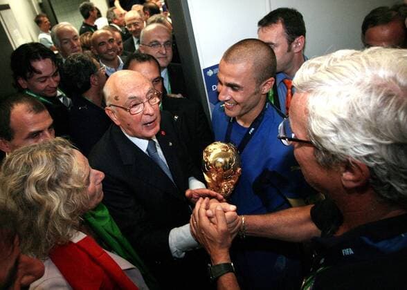 Siegesfeier Weltmeister Italien v.li.: Sportministerin Giovanna Melandri, Staatspräsident Giorgio Napolitano, Fabio Cannavaro und Nationaltrainer Marcello Lippi mit dem Weltpokal -  Fußball Herren WM 2006, Länderspiel, Nationalteam, Nationaltrikot, Finale, Endspiel, Vdig Gruppe Olympiastadion, Innenbereich Berlin, Trainer Freude, Fußball Herren WM 2006, Länderspiel, Nationalteam, Nationaltrikot, Finale, Endspiel, Vdig Gruppe Olympiastadion, Innenbereich Berlin, Trainer Freude,