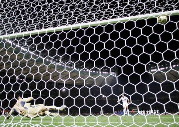 Elfmeterschießen WM Finale 2006 - David Trezeguet (Frankreich) versagen gegen Torwart Gianluigi Buffon (Italien) die Nerven -  Fußball WM Herren WM 2006, Länderspiel, Nationalteam, Nationaltrikot, Endspiel, Finale, Italien - Frankreich 5:3 n.E. Totale Berlin Fußball WM Herren WM 2006, Länderspiel, Nationalteam, Nationaltrikot, Endspiel, Finale, Italien - Frankreich 5:3 n.E. Totale Berlin
