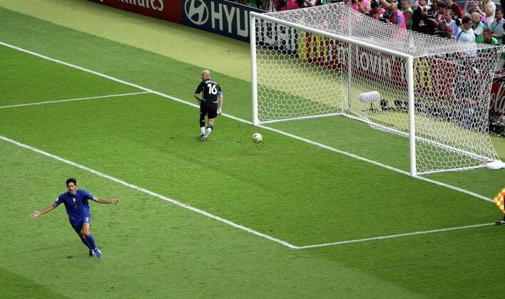 Elfmeterschießen WM Finale 2006 - Fabio Grosso verwandelt den alles entscheidenden Elfmeter zum 5:3 der Italien die Weltmeisterschaft beschert, Torwart Fabien Barthez (Frankreich) bleibt enttäuscht zurück -  Fußball WM Herren WM 2006, Länderspiel, Nationalteam, Nationaltrikot, Endspiel, Finale, Italien - Frankreich 5:3 n.E. Totale o0 Weltmeister Berlin Freude, Begeisterung, Fußball WM Herren WM 2006, Länderspiel, Nationalteam, Nationaltrikot, Endspiel, Finale, Italien - Frankreich 5:3 n.E. Totale o0 Weltmeister Berlin Freude, Begeisterung,
