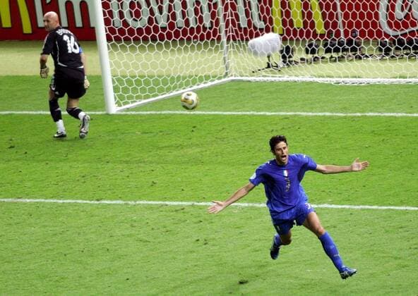 Italien ist Weltmeister 2006 - Fabio Grosso (Italien) jubelt nach dem entscheidenden Elfmeter gegen Torwart Fabien Barthez (Frankreich) Fußball WM Herren WM 2006, Länderspiel, Nationalteam, Nationaltrikot, Finale, Endspiel, Italien - Frankreich 6:4 n.E. Gruppe Berlin Freude, Fußball WM Herren WM 2006, Länderspiel, Nationalteam, Nationaltrikot, Finale, Endspiel, Italien - Frankreich 6:4 n.E. Gruppe Berlin Freude,