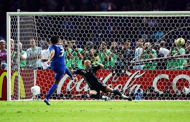 Italien ist Weltmeister 2006 - Fabio Grosso (Italien, li.) verwandelt gegen Torwart Fabien Barthez (Frankreich) den entscheidenden Elfmeter Fußball WM Herren WM 2006, Länderspiel, Nationalteam, Nationaltrikot, Finale, Endspiel, Italien - Frankreich 6:4 n.E. Gruppe Berlin Fußball WM Herren WM 2006, Länderspiel, Nationalteam, Nationaltrikot, Finale, Endspiel, Italien - Frankreich 6:4 n.E. Gruppe Berlin