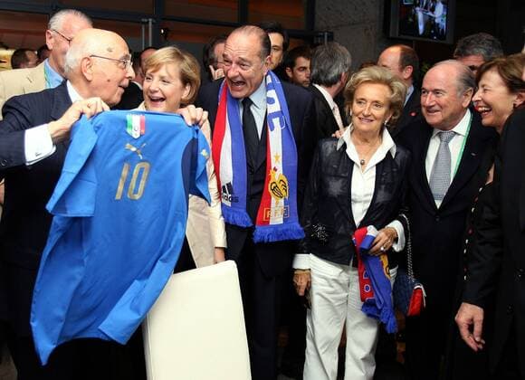 Ehrentribüne v.li.: Staatspräsident Giorgio Napolitano (Italien), Bundeskanzlerin Angela Merkel (CDU Deutschland), Staatspräsident Jacques Chirac (Frankreich) mit Ehefrau Bernadette, FIFA Präsident Joseph ... - Fußball Herren WM 2006, Länderspiel, Nationalteam, Finale, Endspiel, Italien - Frankreich 6:4 n.E., Vdig, Gruppe Schal, Fanschal Trikot, quer Chodron de Courcel Berlin, Tribüne, Partnerin, Frau, Gattin Fußball Herren WM 2006, Länderspiel, Nationalteam, Finale, Endspiel, Italien - Frankreich 6:4 n.E., Vdig, Gruppe Schal, Fanschal Trikot, quer Chodron de Courcel Berlin, Tribüne, Partnerin, Frau, Gattin