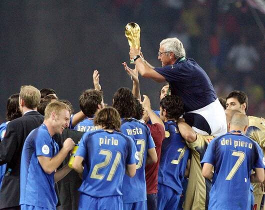 Das Team Italien ist Weltmeister 2006, Nationaltrainer Marcello Lippi präsentiert den Weltpokal -  Fußball WM Herren WM 2006, Länderspiel, Nationalteam, Nationaltrikot, Endspiel, Finale, Feier, feiern Totale Berlin Freude, Fußball WM Herren WM 2006, Länderspiel, Nationalteam, Nationaltrikot, Endspiel, Finale, Feier, feiern Totale Berlin Freude,