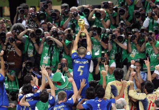 Italien ist Weltmeister 2006, Fabio Cannavaro präsentiert der Weltöffentlichkeit den Weltpokal -  Fußball WM Herren WM 2006, Länderspiel, Nationalteam, Nationaltrikot, Endspiel, Finale, Feier, feiern, Aufmacher Totale Berlin Freude, Fußball WM Herren WM 2006, Länderspiel, Nationalteam, Nationaltrikot, Endspiel, Finale, Feier, feiern, Aufmacher Totale Berlin Freude,