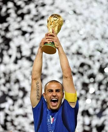 Italien ist Weltmeister 2006, Fabio Cannavaro präsentiert den Weltpokal -  Fußball WM Herren WM 2006, Länderspiel, Nationalteam, Nationaltrikot, Endspiel, Finale, Feier, feiern Einzelbild Berlin Freude, Begeisterung, Fußball WM Herren WM 2006, Länderspiel, Nationalteam, Nationaltrikot, Endspiel, Finale, Feier, feiern Einzelbild Berlin Freude, Begeisterung,