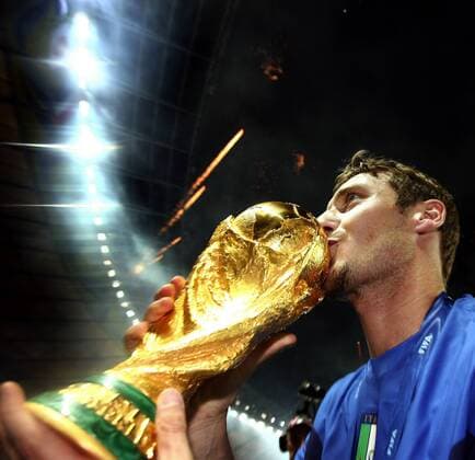 Italien ist Weltmeister 2006, Francesco Totti küßt den Weltpokal -  Fußball WM Herren WM 2006, Länderspiel, Nationalteam, Nationaltrikot, Endspiel, Finale, Feier, feiern Einzelbild Berlin Glück Freude, Fußball WM Herren WM 2006, Länderspiel, Nationalteam, Nationaltrikot, Endspiel, Finale, Feier, feiern Einzelbild Berlin Glück Freude,