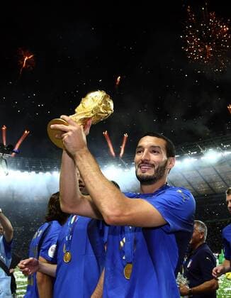 Italien ist Weltmeister 2006, Gianluca Zambrotta präsentiert den Weltpokal -  Fußball WM Herren WM 2006, Länderspiel, Nationalteam, Nationaltrikot, Endspiel, Finale, Feier, feiern Einzelbild Berlin Freude, Fußball WM Herren WM 2006, Länderspiel, Nationalteam, Nationaltrikot, Endspiel, Finale, Feier, feiern Einzelbild Berlin Freude,
