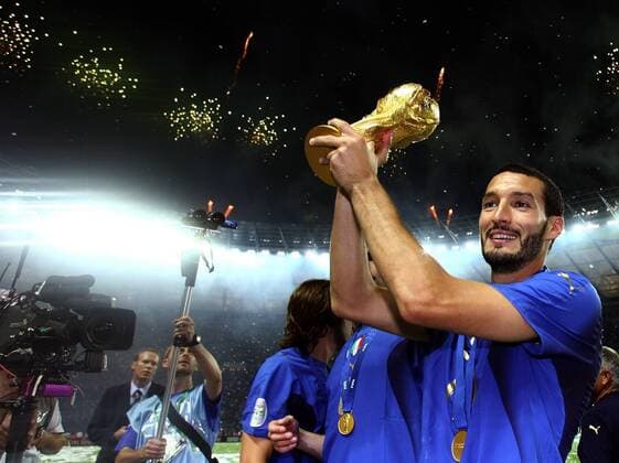 Italien ist Weltmeister 2006, Gianluca Zambrotta präsentiert den Weltpokal -  Fußball WM Herren WM 2006, Länderspiel, Nationalteam, Nationaltrikot, Endspiel, Finale, Feier, feiern Gruppe Berlin Freude, Fußball WM Herren WM 2006, Länderspiel, Nationalteam, Nationaltrikot, Endspiel, Finale, Feier, feiern Gruppe Berlin Freude,