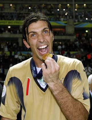 Torwart Gianluigi Buffon beißt in seine Goldmedaille - Italien ist Weltmeister 2006 Fußball WM Herren WM 2006, Länderspiel, Nationalteam, Nationaltrikot, Finale, Endspiel Porträt Berlin Freude, Fußball WM Herren WM 2006, Länderspiel, Nationalteam, Nationaltrikot, Finale, Endspiel Porträt Berlin Freude,