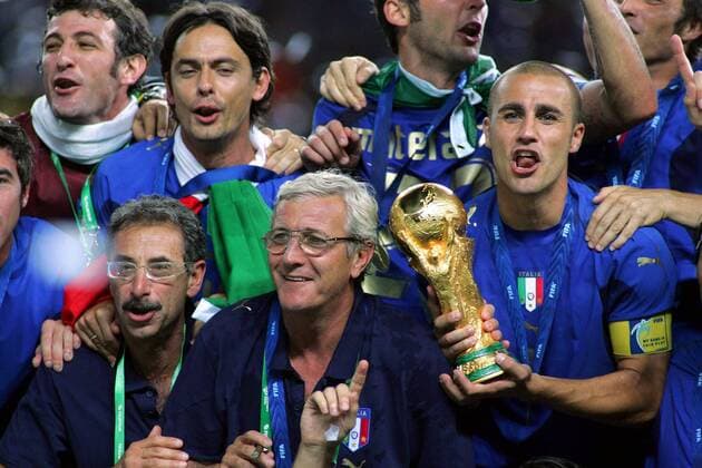 Siegerehrung Italien hi.v.li.: Co Trainer Ciro Ferrara, Filippo Inzaghi, Marco Materazzi; vorn: Mannschaftsarzt Enrico Castellaci, Nationaltrainer Marcello Lippi und Fabio Cannavaro mit dem Weltpokal Fußball Herren WM 2006, Länderspiel, Nationalteam, Nationaltrikot, Finale, Endspiel, Vdig Gruppe Assistent, Assistenztrainer Berlin Freude, Begeisterung, Fußball Herren WM 2006, Länderspiel, Nationalteam, Nationaltrikot, Finale, Endspiel, Vdig Gruppe Assistent, Assistenztrainer Berlin Freude, Begeisterung,