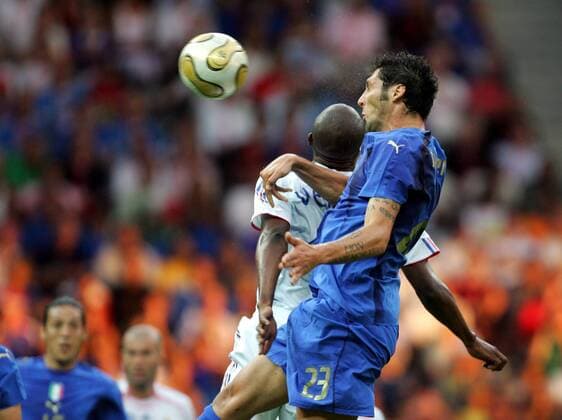 Marco Materazzi (Italien, re.) gewinnt das Kopfballduell gegen Patrick Vieira (Frankreich) und trifft zum 1:1 Fußball WM Herren WM 2006, Länderspiel, Nationalteam, Finale, Endspiel, Nationaltrikot, Italien - Frankreich 6:4 n.E. Gruppe Berlin Fußball WM Herren WM 2006, Länderspiel, Nationalteam, Finale, Endspiel, Nationaltrikot, Italien - Frankreich 6:4 n.E. Gruppe Berlin
