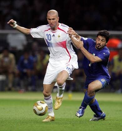 Zinedine Zidane (Frankreich, li.) gegen Gennaro Gattuso (Italien) -  Fußball WM Herren WM 2006, Länderspiel, Nationalteam, Nationaltrikot, Finale, Endspiel, Italien - Frankreich 6:4 n.E. Gruppe Berlin Dynamik, Fußball WM Herren WM 2006, Länderspiel, Nationalteam, Nationaltrikot, Finale, Endspiel, Italien - Frankreich 6:4 n.E. Gruppe Berlin Dynamik,
