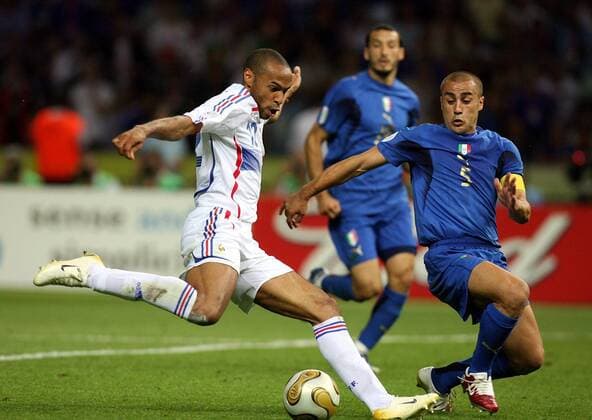 Thierry Henry (Frankreich, li.) gegen Fabio Cannavaro (Italien) -  Fußball WM Herren WM 2006, Länderspiel, Nationalteam, Nationaltrikot, Endspiel, Finale, Italien - Frankreich 6:4 n.E. Gruppe Berlin Dynamik, Fußball WM Herren WM 2006, Länderspiel, Nationalteam, Nationaltrikot, Endspiel, Finale, Italien - Frankreich 6:4 n.E. Gruppe Berlin Dynamik,