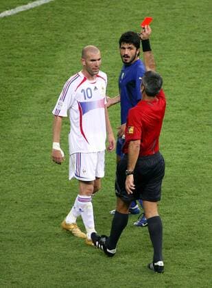 Zinedine Zidane (Frankreich, li.) erhält von FIFA Schiedsrichter Horacio Elizondo (Argentinien) die rote Karte, Gennaro Gattuso (Italien) schaut zu Fußball WM Herren WM 2006, Länderspiel, Nationalteam, Finale, Endspiel, Italien - Frankreich 6:4, Vdig Berlin Fußball WM Herren WM 2006, Länderspiel, Nationalteam, Finale, Endspiel, Italien - Frankreich 6:4, Vdig Berlin
