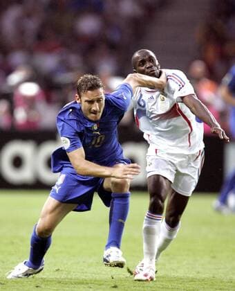 Francesco Totti (Italien, li.) mit hartem Einsatz gegen Claude Makelele (Frankreich) Fußball WM Herren WM 2006, Länderspiel, Nationalteam, Finale, Endspiel, Italien - Frankreich 6:4 n.E. Gruppe Nationaltrikot Berlin Dynamik, Kampf, Fußball WM Herren WM 2006, Länderspiel, Nationalteam, Finale, Endspiel, Italien - Frankreich 6:4 n.E. Gruppe Nationaltrikot Berlin Dynamik, Kampf,