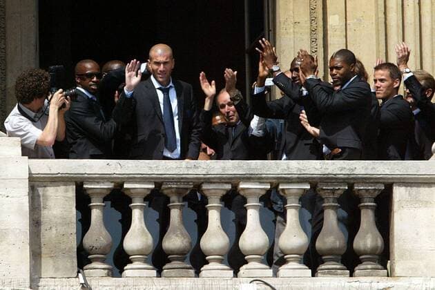 Empfang der Vizeweltmeister auf dem Balkon des Hotels Crillon am Place de la Concorde in Paris, v. li.: Sidney Govou, Zinedine Zidane, Alou Diarra, Djibril Cisse, Torwart Mickael Landreau -  (pan15161) Fußball Herren WM 2006, Empfang, Vizeweltmeister, Nationalteam, Gruppe Place de la Concorde, Hotel Crillon Paris Fußball Herren WM 2006, Empfang, Vizeweltmeister, Nationalteam, Gruppe Place de la Concorde, Hotel Crillon Paris  