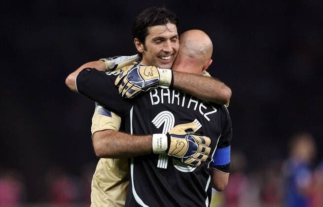 Die beiden Torhüter Gianluigi Buffon (Italien, li.) und Fabien Barthez (Frankreich) kameradschaftlich vereint Fußball WM Herren WM 2006, Länderspiel, Nationalteam, Endspiel, Finale Italien - Frankreich 6:4 n.E. Gruppe Nationaltrikot Berlin Kameradschaft, Fußball WM Herren WM 2006, Länderspiel, Nationalteam, Endspiel, Finale Italien - Frankreich 6:4 n.E. Gruppe Nationaltrikot Berlin Kameradschaft,