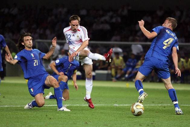Franck Ribery (Frankreich, Mitte) zieht gegen Daniele de Rossi (re.) und Andrea Pirlo (beide Italien) ab Fußball WM Herren WM 2006, Länderspiel, Nationalteam, Endspiel, Finale, Italien - Frankreich 6:4 n.E. Gruppe Nationaltrikot Berlin Dynamik, Fußball WM Herren WM 2006, Länderspiel, Nationalteam, Endspiel, Finale, Italien - Frankreich 6:4 n.E. Gruppe Nationaltrikot Berlin Dynamik,