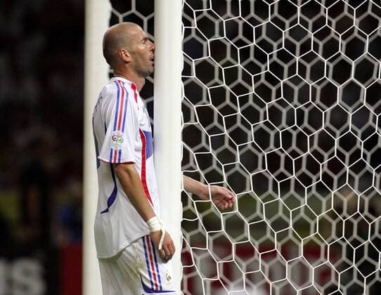 Zinedine Zidane (Frankreich) verzweifelt am Pfosten Fußball Herren WM 2006, Länderspiel, Nationalteam, Nationaltrikot, Finale, Endspiel, Vdig Einzelbild Berlin Enttäuschung, Fußball Herren WM 2006, Länderspiel, Nationalteam, Nationaltrikot, Finale, Endspiel, Vdig Einzelbild Berlin Enttäuschung,