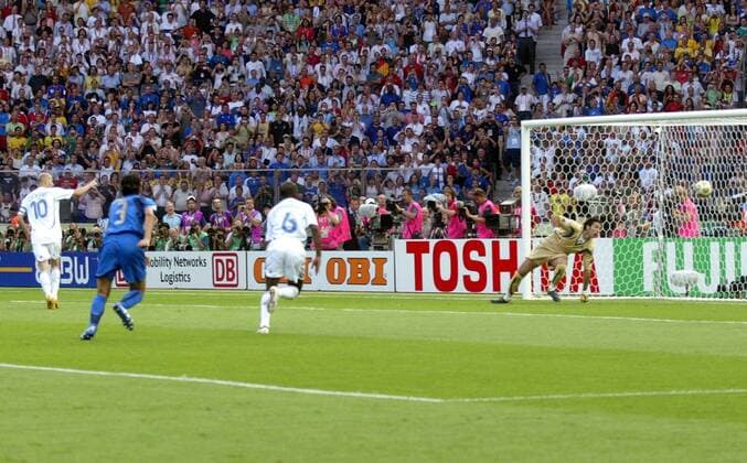 Torwart Gianluigi Buffon (Italien) machtlos beim Elfmetertor von Zinedine Zidane (Frankreich, li.) Fußball WM Herren WM 2006, Länderspiel, Nationalteam, Nationaltrikot, Finale, Endspiel, Italien - Frankreich 6:4 n.E. Totale Industrie, Elektroindustrie, Fujifilm, Fuji Film Berlin, offizielle Partner, offizieller Spannung Fußball WM Herren WM 2006, Länderspiel, Nationalteam, Nationaltrikot, Finale, Endspiel, Italien - Frankreich 6:4 n.E. Totale Industrie, Elektroindustrie, Fujifilm, Fuji Film Berlin, offizielle Partner, offizieller Spannung