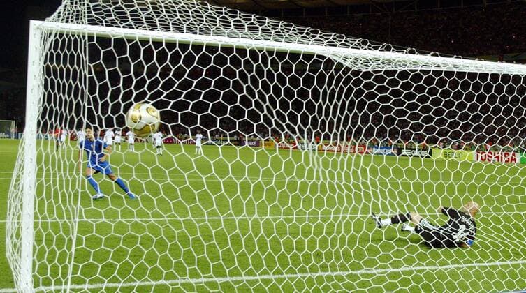 Elfmeterschießen WM Finale 2006 - Fabio Grosso (Italien) verwandelt den entscheidenden Elfmeter gegen Torwart Fabien Barthez (Frankreich) Fußball WM Herren WM 2006, Länderspiel, Nationalteam, Nationaltrikot, Finale, Endspiel, Italien - Frankreich 6:4 n.E. Totale Berlin Fußball WM Herren WM 2006, Länderspiel, Nationalteam, Nationaltrikot, Finale, Endspiel, Italien - Frankreich 6:4 n.E. Totale Berlin