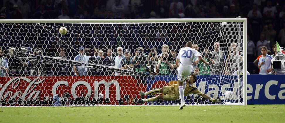 Elfmeterschießen WM Finale 2006 - David Trezeguet (Frankreich) verschießt gegen Torwart Gianluigi Buffon (Italien) -  (pan15130) Fußball WM Herren WM 2006, Länderspiel, Nationalteam, Finale, Endspiel, Nationaltrikot, Italien - Frankreich 6:4 n.E. Totale Berlin Dynamik, Fußball WM Herren WM 2006, Länderspiel, Nationalteam, Finale, Endspiel, Nationaltrikot, Italien - Frankreich 6:4 n.E. Totale Berlin Dynamik,  