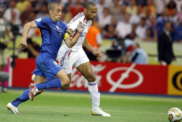 Fabio Cannavaro (Italien, li.) gegen Thierry Henry (Frankreich) -  (pan15130) Fußball WM Herren WM 2006, Länderspiel, Nationalteam, Finale, Endspiel, Nationaltrikot, Italien - Frankreich 6:4 n.E. Gruppe Berlin Dynamik, Kampf, Fußball WM Herren WM 2006, Länderspiel, Nationalteam, Finale, Endspiel, Nationaltrikot, Italien - Frankreich 6:4 n.E. Gruppe Berlin Dynamik, Kampf,  
