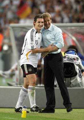 Bundestrainer Jürgen Klinsmann ist zufrieden mit Miroslav Klose (beide Deutschland) bei dessen Auswechslung Fußball WM Herren WM 2006, Länderspiel, Nationalteam, Spiel um Platz 3, Drei, Nationaltrikot Gruppe Stuttgart Fußball WM Herren WM 2006, Länderspiel, Nationalteam, Spiel um Platz 3, Drei, Nationaltrikot Gruppe Stuttgart