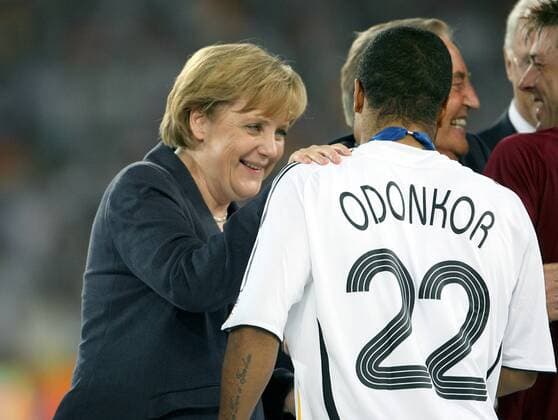 Bundeskanzlerin Angela Merkel (CDU) gratuliert David Odonkor (beide Deutschland) zum dritten Platz bei der WM 2006 Fußball WM Herren WM 2006, Länderspiel, Nationalteam, Spiel um Platz 3, Drei, Nationaltrikot people Gruppe Stuttgart Fußball WM Herren WM 2006, Länderspiel, Nationalteam, Spiel um Platz 3, Drei, Nationaltrikot people Gruppe Stuttgart