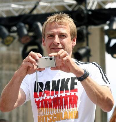 Danke Deutschland: Bundestrainer Jürgen Klinsmann (Deutschland) hält die Eindrücke der Abschlussparty auf der FIFA Fanmeile in Berlin mit einer Sony Cybershot Digitalkamera fest Fußball WM Herren WM 2006, Fanfest, Fan Fest, Party, Abschlußfest, Abschlußpartie, Abschiedsparty, Abschiedsfest, Vdig Einzelbild Berlin Fußball WM Herren WM 2006, Fanfest, Fan Fest, Party, Abschlußfest, Abschlußpartie, Abschiedsparty, Abschiedsfest, Vdig Einzelbild Berlin