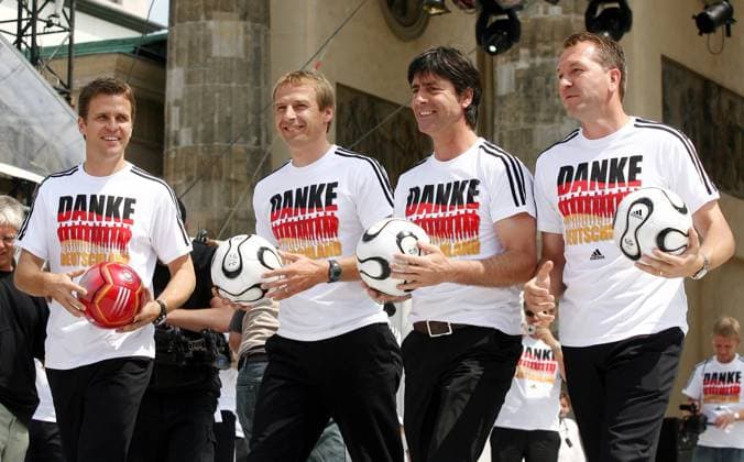 Abschlussparty des deutschen Nationalteams auf der FIFA Fanmeile in Berlin, v.l.: Teammanager Oliver Bierhoff, Bundestrainer Jürgen Klinsmann, Co Trainer Joachim Löw und Torwarttrainer Andreas Köpke bedanken sich bei den Anhängern Fußball WM Herren WM 2006, Fanfest, Fan Fest, Party, Abschlußfest, Abschlußparty, Abschiedsparty, Abschiedsfest, Vdig Gruppe Berlin Fußball WM Herren WM 2006, Fanfest, Fan Fest, Party, Abschlußfest, Abschlußparty, Abschiedsparty, Abschiedsfest, Vdig Gruppe Berlin