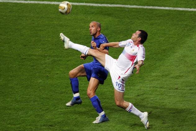 Willy Sagnol (Frankreich, re.) gegen Alessandro del Piero (Italien) -  (pan15129) Fußball WM Herren WM 2006, Länderspiel, Nationalteam, Finale, Endspiel, Nationaltrikot, Italien - Frankreich 6:4 n.E. Gruppe Berlin Dynamik, Fußball WM Herren WM 2006, Länderspiel, Nationalteam, Finale, Endspiel, Nationaltrikot, Italien - Frankreich 6:4 n.E. Gruppe Berlin Dynamik,  