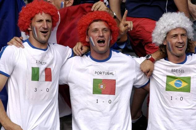 Französische Fangruppe mit Gesichtsbemalung und Perücken in den Landesfarben traut ihrem Team nach den 1:0 Siegen gegen Brasilien und Frankreich nun ein 3:0 im Finale gegen Italien zu -  Fußball Herren WM 2006, Länderspiel, Nationalteam, Italien - Frankreich 6:4 n.E., Finale, Endspiel, Vdig Gruppe Berlin Fußball Herren WM 2006, Länderspiel, Nationalteam, Italien - Frankreich 6:4 n.E., Finale, Endspiel, Vdig Gruppe Berlin