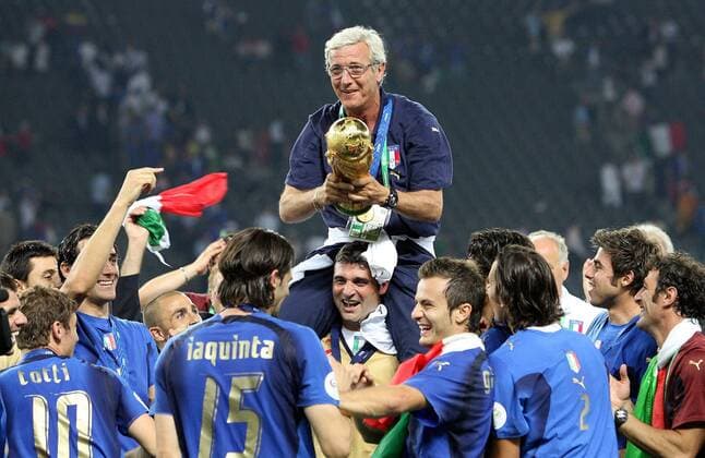 Italien ist Weltmeister 2006 - Nationaltrainer Marcello Lippi hält den Weltpokal in den Händen und wird von seinen Spielern auf den Schultern getragen -  Fußball WM Herren WM 2006, Länderspiel, Nationalteam, Nationaltrikot, Finale, Endspiel, Gruppe Berlin Freude, Fußball WM Herren WM 2006, Länderspiel, Nationalteam, Nationaltrikot, Finale, Endspiel, Gruppe Berlin Freude,