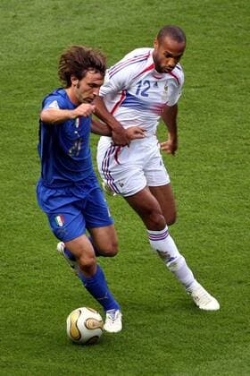 Andrea Pirlo (Italien, li.) gegen Thierry Henry (Frankreich) Fußball WM Herren WM 2006, Länderspiel, Nationalteam, Finale, Endspiel, Nationaltrikot, Italien - Frankreich 6:4 n.E. Gruppe Berlin Dynamik, Fußball WM Herren WM 2006, Länderspiel, Nationalteam, Finale, Endspiel, Nationaltrikot, Italien - Frankreich 6:4 n.E. Gruppe Berlin Dynamik,